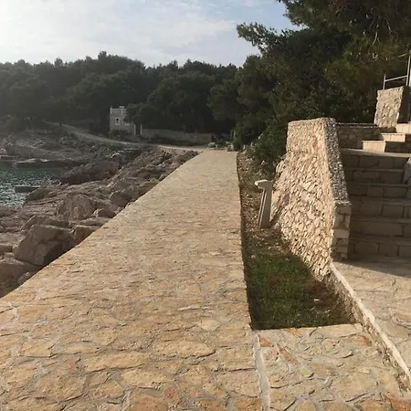 Maja Bilo A2 * Otok Trara