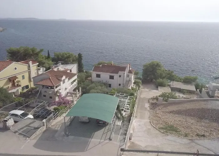 Maja Bilo A2 Otok Trara