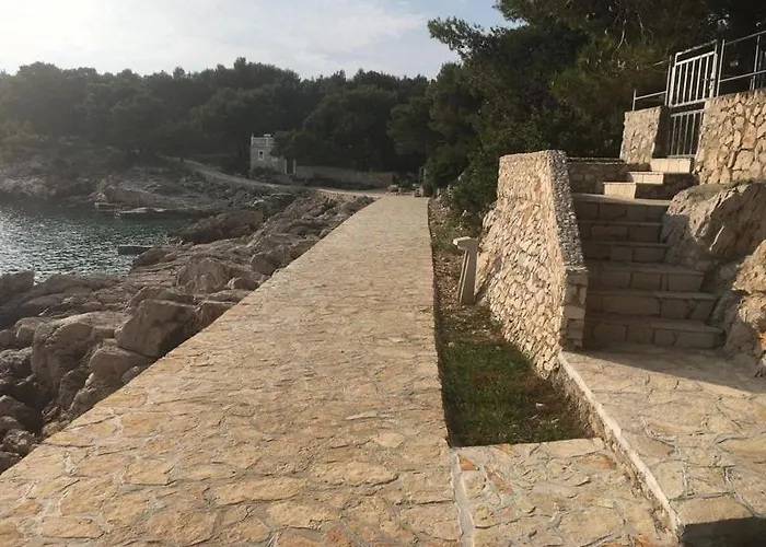 Maja Bilo A2 * Otok Trara